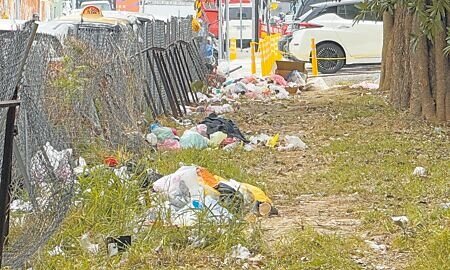 
台中市自由路立體停車場後方國有地長期遭人棄置垃圾，國產署去年12月26日遭裁罰1200元並於同月29日完成清理，但昨天現場又充斥垃圾。（林弘笙攝）
