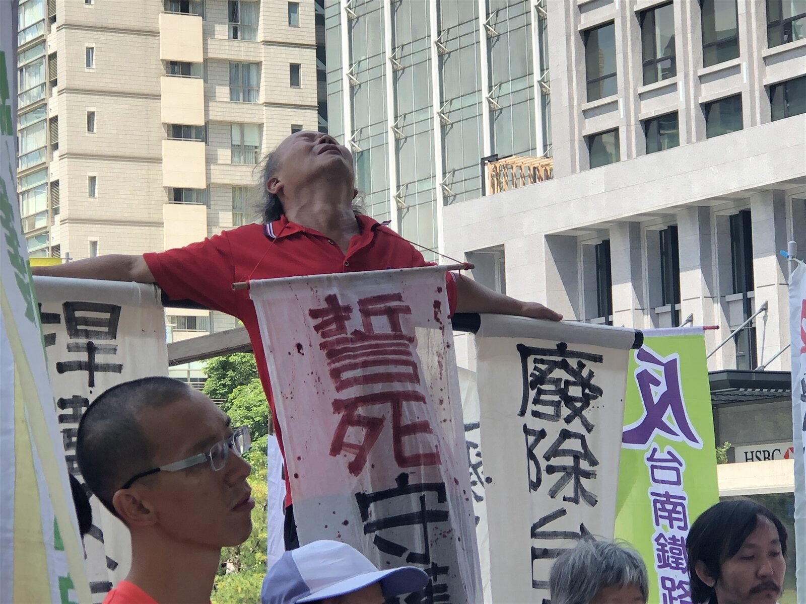 黎明幼兒園園長林金連（中）二○二○年要求市府協助保留幼兒園，自綁在十字架上，揚言不惜在市府廣場曬乾曬死。本報資料照片 