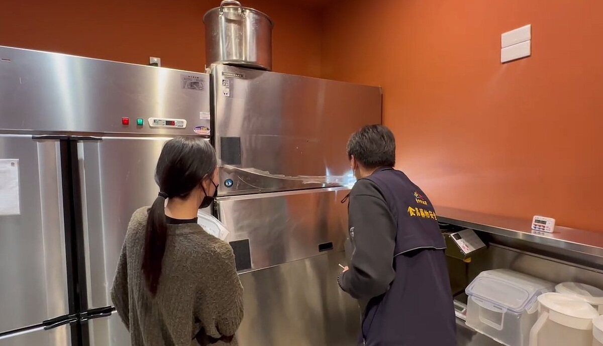 台中市食品藥物安全處發現一中商圈的茶飲店吧檯下方環境不潔、冰箱內食材有交互污染風險等衛生缺失。圖／台中市政府提供
