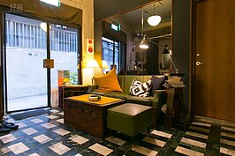 現在已經看不到的大理石拼貼地板，經過數十年旅人的走動下，發出沉穩又耀眼的光芒。