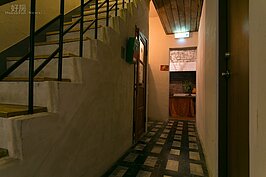 冬日午後的下午，不見旅客的喧嘩，只有黃盞燈靜靜的照亮通路。