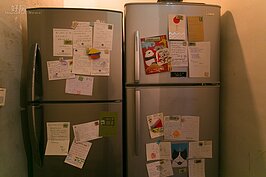 冰箱上貼滿了背包客心情言葉。