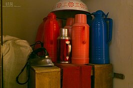 傳統熱水瓶已經走入歷史中，一支支放在角落中等待重生。