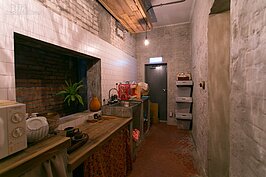 廚房開放給所有住房客使用。特意留下牆壁上的刻痕，平添幾分滄桑美感。