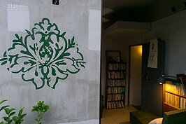 牆壁上的標誌是外國藝術家來此旅遊所創作的作品。圖中還隱藏了一個小台灣的圖形。