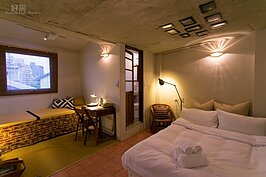 兩人房陳設十分簡單，雖不是當年的擺設，但也十分有味道。Solo Singer 以「自己的房間」為主題，邀請到十八位跨領域創作者，包含詩人、劇場導演、舞臺設計、文史工作者、剪紙藝術家、攝影師，創作者將進駐旅館房間，詮釋敘述關於老臺北的記憶。是住宿房也是創意藝術活展覽區。