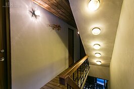 旅舍內所有燈具，都是經營者全台灣搜羅所找到的當年燈具，如今在旅舍中獲得新生。