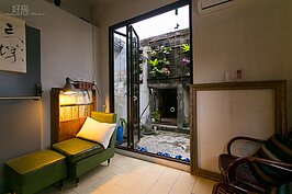 三樓神明廳改為休憩的客廳。在這邊可一杯好咖啡，一本好書，沉浸在自我的空間中。