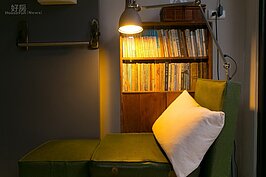 數十年年紀的躺椅沙發，在檯燈的照耀下，訴說當年的風華過往。