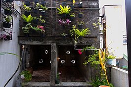 架高的水泥水塔下方，如今是旅人最喜歡作為放空的私密空間。