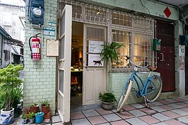 沒有耀眼的招牌，要找到B&B+Café可是要費一番功夫。因為整個樣子就像是一般住宅一樣。