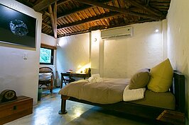 房間內的天花板可以看到美麗柱梁，是當年建築的美與智慧。