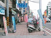 廣告旗塞人行道　「根本路障」