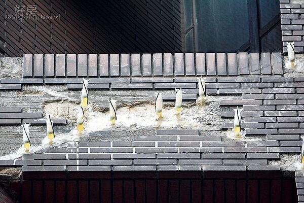 老屋拉皮用針筒注射矽利康填補縫隙。(好房網News記者 陳韋帆/攝影)