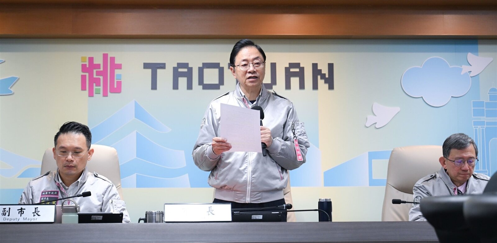 桃園市長張善政聽取消防局及經發局「桃園市傳統市場消防安全」專題報告。圖：市府提供