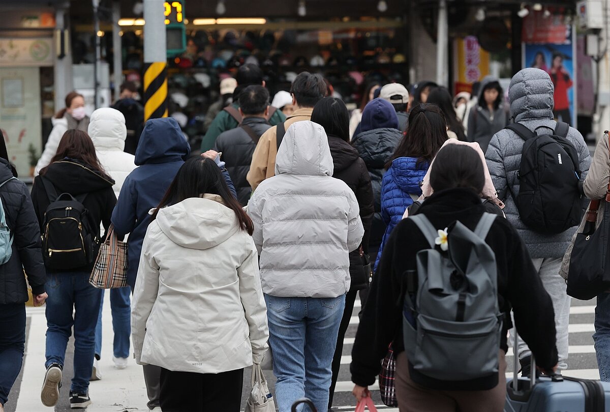 今天至明天清晨強冷空氣籠罩,各地雲層逐轉減少,轉為晴朗穩定,入夜後有強輻射冷卻效應,明晨則有創入冬本島平地的最低氣溫、降至5度以下,並成為入冬以來首波寒流。記者林澔一/攝影