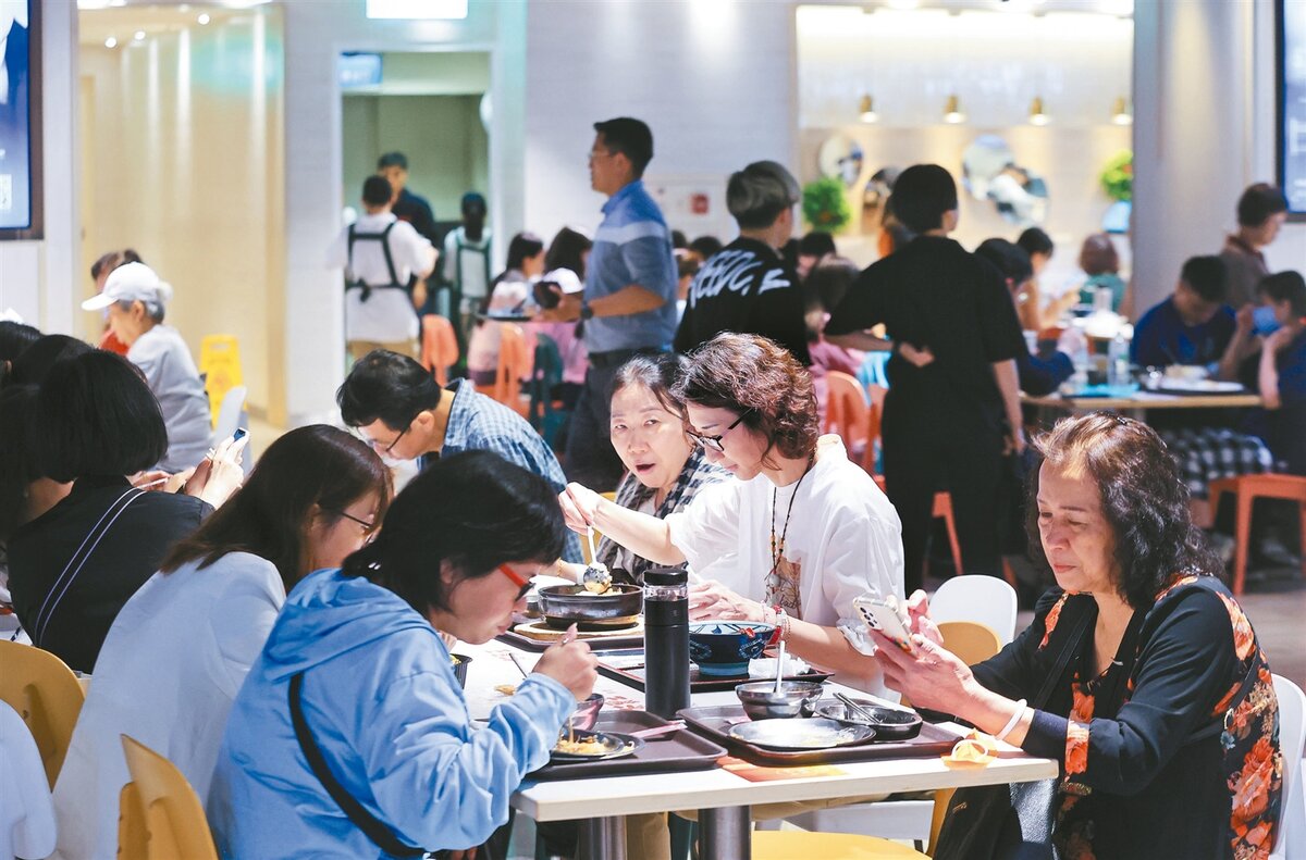 去年消費者物價指數(CPI)年增率百分之一點六六,降到百分之二的通膨警戒線之下。不過,外食費年增率高達百分之三點三九,連續四年高於百分之三,外食族壓力未減。本報資料照片