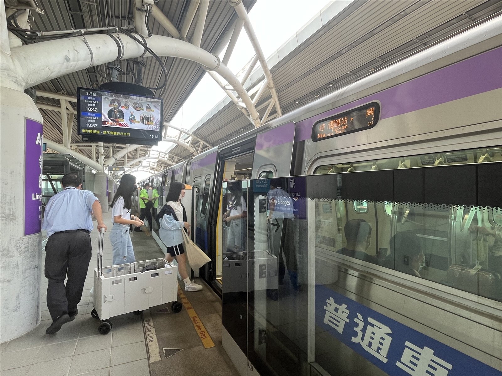 中央總預算卡關，連帶影響數十萬人通勤所需的TPASS面臨斷炊。桃園市政府將墊付中央應支付的補助款，也呼籲中央採納意見做出因應措施。記者陳俊智／攝影 