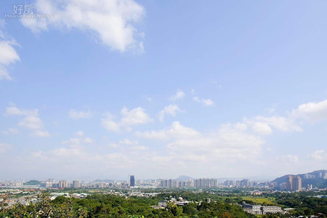 從新店山頭俯瞰新店房市景，可以看到美河市如同一條巨龍。（好房網News記者 陳韋帆／攝影）