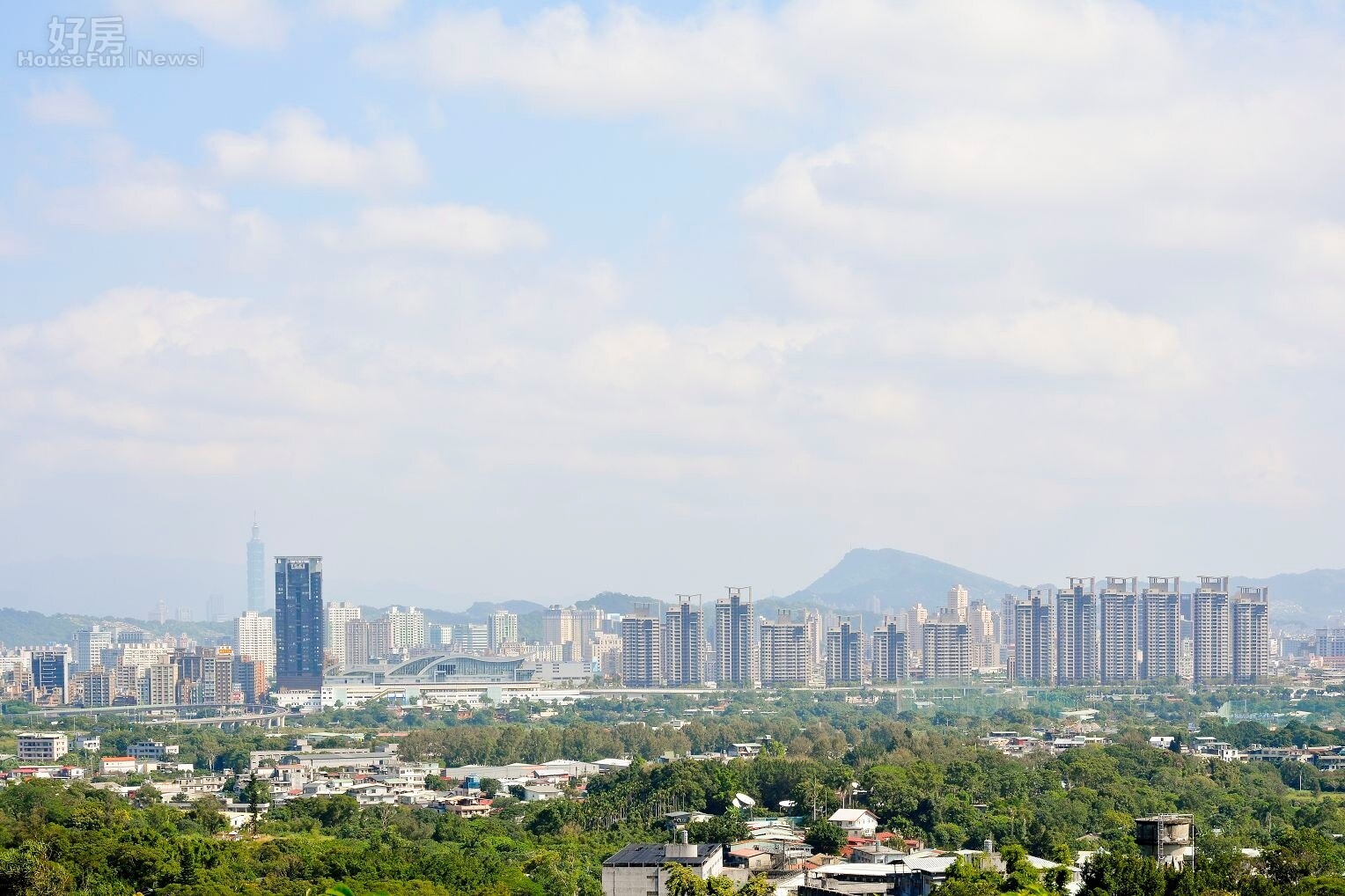 從新店山頭俯瞰新店房市景,可以看到美河市如同一條巨龍。(好房網News記者 陳韋帆/攝影)