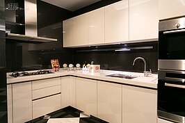 廚房的廚具一般行動毫無障礙的青壯者使用上不會有任何問題，但是對於身障者、輪椅族甚至是杵著拐杖的老人家，就必須要考慮到高度與隨手可得的便利性。