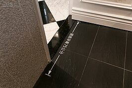 以政府規定的無障礙規範上，走廊寬度最小要九十公分，主要是要讓輪椅可以順利通過。這次示範的建案雖然門寬並沒到九十公分，不過也預留加大門寬的空間，以便屋主日後可以依照需求重新規劃。