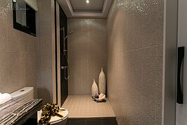 對於老人或行動不方變的人而言，浴室是否防滑？是否可以容納輪椅順利轉身，是合宜宅不可或缺的考慮條件。若是家中有行動不便的家人，不妨在容易滑倒的浴室加裝扶手。