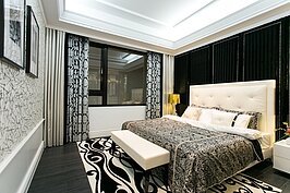 主臥室可採用大片的玻璃以利於光線穿梭。一個充滿光線的臥室，可以讓人精神更為振奮。對於某些因年老、行動不便等產生內心憂鬱的人，反而對他們有利。