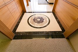 加大的大門，除了顯示氣派外，也便於輪椅使用者方便進出。發亮的石材地板固然好，但是若是有水在上面，反而容易讓人滑倒。