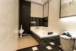 一般的房屋裝設的浴缸大都離地頗高，這樣的設計對於一般行動自如的人是沒有問題，只是對於行動不便的人而言，要泡個澡卻是十分麻煩，而且起身也不方便。符合合宜設計的浴室，浴缸高度需降低，可以讓人很輕鬆的進入起身才是最好的設計。