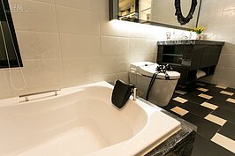 有個頭枕也可讓泡澡的人更為舒服。甚至長年臥病在床的人也可以由家屬或看護洗個輕鬆舒服的澡。