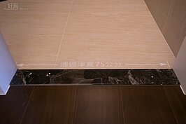 雖然毫無障礙對於身障者而言是最為方便的，但是在浴室還是要多考慮防滑。除了使用防滑地磚外，不到一公分的擋板還是有必要，可有效的隔絕淋浴的水流到浴室其他地方，造成滑倒的潛在危險。