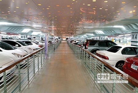 →地下停車場將提供899個汽車停車位及400個機車停車位,更設置行人專用中央走道。(黃國峰攝)