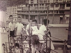 許多老香港人的童年，屋邨家居設備簡單，卻是他們最早的回憶乘載之處。