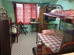 六、七十年代的香港家庭，有眾多兄弟姊妹，全都擠在沒有間隔的房間內。