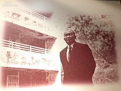 幾十年前在走廊帆布床上讀書的男孩，長大後成為著名電影導演，他，就是吳宇森。