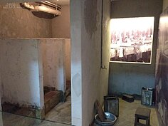 石硤尾邨居民生活空間有限，廁所、浴室、工作間皆採公用。