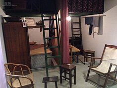 1962年石硤尾邨，一間120呎（約３坪左右）的房間內有時要擠上兩戶人家。