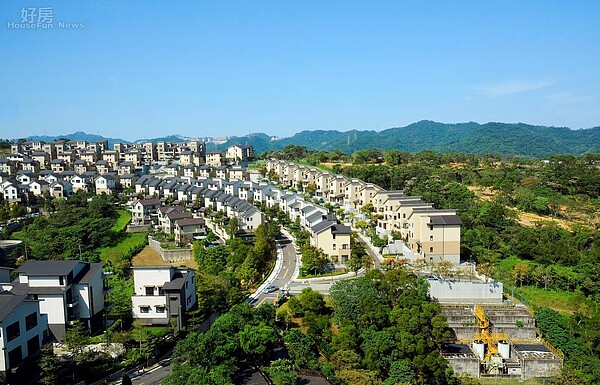 別墅型的獨棟豪宅青山小鎮，藏身於新店的山區中，風景優美、視野廣闊。（好房網News記者 陳韋帆／攝影）