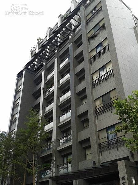 1以灰黑色系為主的「巷上至善」，在內湖路一段巷弄內，彰顯低調奢華貴氣。