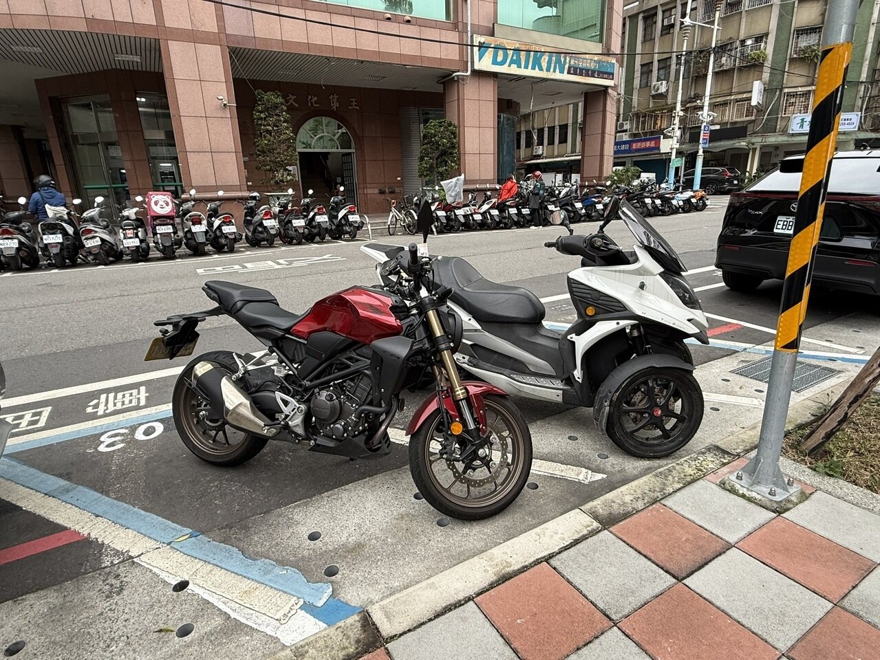 新北市7月1日起全面試辦路邊機車收費停車停放大型重機。記者葉德正／攝影 