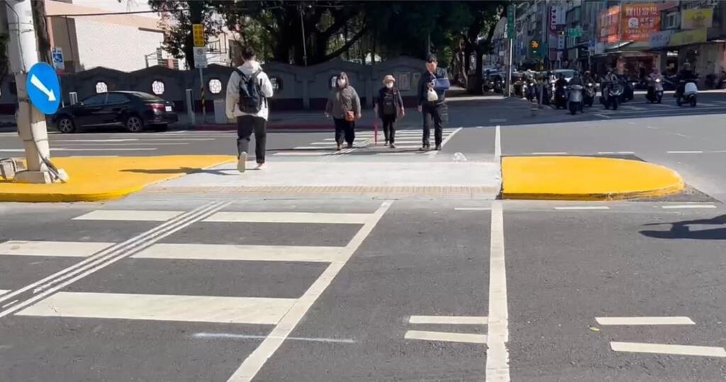 台北市議員陳怡君接獲陳情，大同區承德路、錦西街口的庇護島在去年漆上黃色油漆後，便再沒有施工，地面也無黑黃線警示和反光標誌。（台北市議員陳怡君提供／張珈瑄台北傳真）