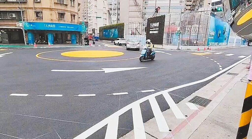 台北市士林區通河東街、大南路交叉口近日出現黃色圓形標線，引發民眾好奇。（台北市交工處提供／張珈瑄台北傳真）