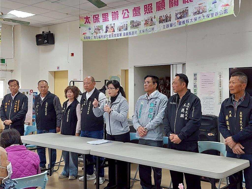 太保市長鄭淑分偕多位市民代表、縣議員黃榮利開記者會，強調「縣府不要毀了黃金十年的政策」。（圖／太保市公所）