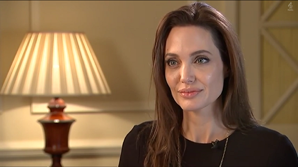 安潔莉娜·裘莉,上節目宣傳執導的電影。(翻攝自Youtube)
