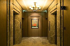 這是五星級飯店的電梯口？不是，這僅是龍寶建設所興建的住宅中一定會有的「標準配備」。