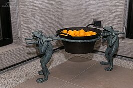 原本作為小盆栽的青蛙扛花盆雕塑，如今成為扛著社區乒乓球的容器。這可不是國內藝術家的作品，而是董事長由國外看到買回來的，大方的捐出來當社區藝術造景用。