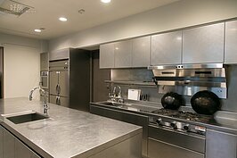 比美五星級飯店的中央廚房，甚至比帝寶的配備還要齊全。住戶有需要宴客，只要請來廚師備好食材就可以。