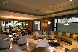 交誼廳，牆壁上與角落到處都是藝術品。若非知道這是社區的交誼廳，第一眼會以為是哪間藝術中心。