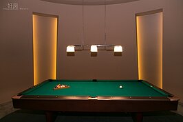 傳統的撞球桌，在燈光與裝潢下，彷彿也成為藝術品。